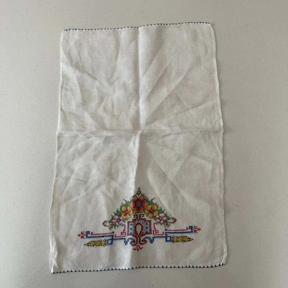 Vintage White Linen Hand Towel Floral Cross Stitch Embroidery Decorative 13x22‎